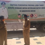 Bupati Sambari bersama Kepala BPBD Tarso Sagito menerima simbolis bantuan dari Pemprov Jatim, kemarin (27/04). foto: ist.