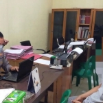 Pria berinisial THM (40) saat diperiksa oleh petugas dari Polsek Wuluhan, Jember.