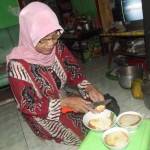 KHAS RAMADAN: Chusnul Chotimah (67), warga Pekauman Kota Sidoarjo yang masih setia menyuguhkan menu kolak srikaya saat Ramadan. foto: istimewa
