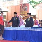 Kepala sekolah Suwito,M.Pd berikan ungkapan selamat kepada para siswa-siswi saat prosesi Purnawiyata. foto: Sunardhi/ BANGSAONLINE