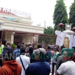 Massa FMGPCB saat demo menolak revitalisasi Alun-alun di DPRD Gresik. foto: SYUHUD/ BANGSAONLINE