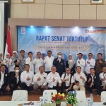 Foto bersama Doktor Safi bersama panitia,senat serta perwakilan dari Dikti Kementerian Pendidikan, Kebudayaan dan Riset dan Teknologi di Gedung Rektorat Universitas Trunojoyo Madura.