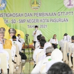 Wali Kota Pasuruan Saifullah Yusuf memberikan binaan kepada guru serta pegawai Pendidikan dan Kebudayaan Kota Pasuruan di Gedung Kesenian Darmoyudho Kota Pasuruan.