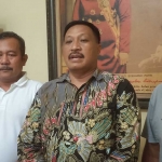 Ketua DPC PDIP Gresik Mujid Riduan (tengah) didampingi Kepala BSPN Ponco Pratikno dan Ketua Bappilu Musthofa saat menyampaikan hasil rekapitulasi suara pemilu 2024. Foto: SYUHUD/ BANGSAONLINE