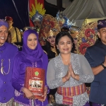 Wali Kota Kediri, Abdullah Abu Bakar (kiri) dan istrinya, bersama Wakil Bupati Jembrana, I Gede Ngurah Patriana Krisna beserta istri usai mengikuti Kediri Nite Carnival. Foto: Ist