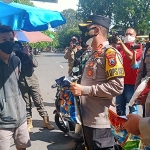 Polres Probolinggo Kota menggelontor ratusan paket beras terhadap warga terdampak PPKM darurat. (foto: ist)