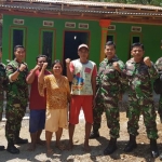 Anggota Satgas TMMD saat foto bersama dengan Zainal di depan rumahnya yang sudah selesai dikerjakan.