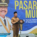 Wakil Wali Kota Pasuruan, Adi Wibowo, saat membuka pasar murah menjelang Nataru.