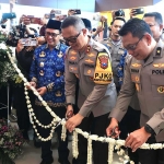 Kapolda Jatim Irjen Pol. Imam Sugianto bersama Kapolres Pamekasan AKBP Jazuli Dani Iriawan dan  Pj Bupati Pamekasan Masrukin saat meresmikan RS Bhayangkara ditandai pemotongan pita.