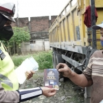 Petugas Satlantas Polres Gresik saat sosialisasi larangan truk odol. foto: SYUHUD/ BANGSAONLINE