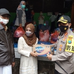 Kapolres Pasuruan bersama Dandim 0819/Pasuruan beserta Sekda Kabupaten Pasuruan melakukan kunjungan dan bakti sosial kepada warga terdampak banjir bandang di Desa Kepulungan, Kecamatan Gempol, Kabupaten Pasuruan, Jumat (5/2/2021).