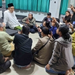 Prof Dr KH Asep Saifuddin Chalim, MA, saat konfrensi pers dengan wartawan seusai membagikan bingkisan kepada warga Mojokerto di kampus Universitas KH Abdul Chalim (UAC) Pacet Mojokerto, Kamis (27/3/2025). Foto: MMA/bangsaonine