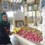 Puti Guntur usai berdoa di makam pahlawan nasional, tokoh emansipasi perempuan Indonesia.