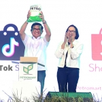 Direktur Utama Petrokimia Gresik, Dwi Satriyo Annurogo, saat menunjukkan produk yang bisa dibeli di marketplace. Foto: Ist
