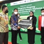 Direktur Keuangan dan Umum Petrokimia Gresik, Budi Wahju Soesilo saat penyerahan penghargaan kepada wisudawan terbaik. foto: SYUHUD/ BANGSAONLINE.com