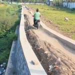 Jalan Kampung Mangunharjo menuju jalan Lingkar Utara (JLU) yang menyempit. foto: koranmadura