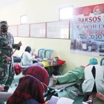 Dandim Ngawi melihat secara langsung kegiatan Bhakti Sosial Donor Darah.