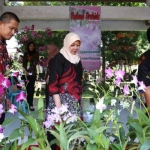 Bupati Kediri Haryanti Sutrisno saat melihat tanaman hias dalam Kediri Lagi Agro Expo 2019 di kawasan Simpang Lima Gumul Kediri.