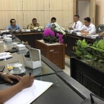 Suasana rapat dengar pendapat (hearing) Komisi B DPRD Jember dengan Dinas Perindustrian dan Perdagangan (Disperindag) setempat mengenai tidak tersalurkannya barang hibah kepada penerima.