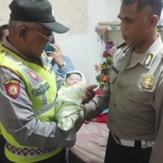 Petugas menunjukkan bayi yang dibuang ibunya.
