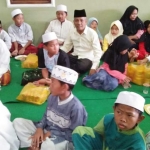 Caleg Golkar Dapil II Khamim bersama anak yatim. foto: SYUHUD/ BANGSAONLINE