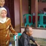 Haryanti saat membantu dengan memeriksa kondisi kesehatan salah satu pasien di Desa Petungroto Kecamatan Mojo, Kabupaten Kediri. foto: arif kurniawan/BANGSAONLINE