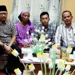 Zaeni (dua dari kanan) didampingi sang ibu, Ketua DPRD Sudiono Fauzan (kiri), dan kuasa hukum (kanan). foto: SUPARDI/ BANGSAONLINE