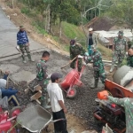 Satgas TMMD Trenggalek saat membangun jalan penghubung Desa Dompyong dan Sumurup.
