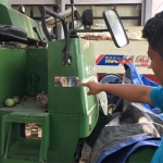 Petani menunjukkan salah satu alsintan yang mengkrak. Tampak alsintan itu penuh debu, sampah dedaunan maupun buah busuk.