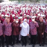 Gubernur Jawa Timur, Khofifah Indar Parawansa, saat berada di tengah-tengah mahasiswa baru ketika membuka MOX 2022 di UM Surabaya.