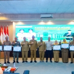 Bupati Gresik Fandi Akhmad Yani dan  Wabup Asluchul Alif bersama kepala OPD penerima penghargaan. foto: ist.