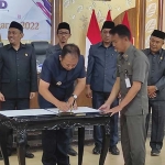  Bupati Jember, Hendy Siswanto, saat menandatangani Peraturan Daerah Perubahan APBD 2022. 