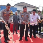 Kapolda Jatim Irjen Pol Toni Harmanto bersama Plh Bupati Pasuruan Mujib Imron saat meresmikan SIM Walk Thru.