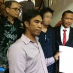 Korban AW saat melapor ke Polda Metro Jaya didampingi kuasa hukum.