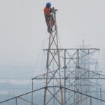 Petugas saat melakukan maintenance di jaringan SUTT.