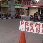 Pengumuman yang dipasang operator salah satu SPBU di Trowulan, kemarin. (gunadhi/BangsaOnline)