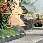Tas warna hitam tergeletak di halaman Kantor DPRD Kota Kediri di sisi selatan. (foto: MUJI HARJITA/BANGSAONLINE)