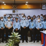 Rombongan dari Kantor Imigrasi Labuan Bajo foto bersama jajaran Kantor Imigrasi Malang.