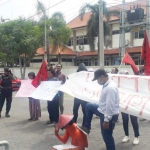 Massa LSM Forkot ketika demo di kantor Kejaksaan Gresik. foto: SYUHUD/ BANGSAONLINE