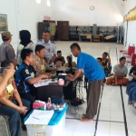 Ketua KPU Bangkalan Fauzan Jafar (pakai topi) dan Kasubsi Pelayanam Tahanan Pradana Suwito (baju biru) saat memantau perekaman e-KTP di Rutan.
