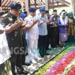 Panglima TNI, Jenderal TNI Gatot Nurmantyo saat ziarah di makam KH Abdurrahman Wahid (Gus Dur), Senin (18/9/2017). foto: ROMZA/ BANGSAONLINE