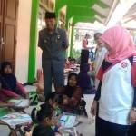 Camat Palang, Sugeng Winoto ketika memantau jalannya lomba mewarnai tingkat TK-RA di SMPN 2 Palang. (foto: suwandi/BANGSAONLINE)