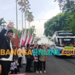 Bupati Nganjuk, Marhaen Djumadi saat memberangkatkan bus CJH. Foto: Bambang Dwi J/BANGSAONLINE