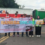 Sosialisasi keselamatan yang dilakukan KAI di perlintasan sebidang. Foto: BANGSAONLINE