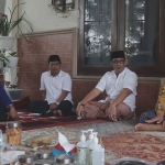 Ketua DPW PAN Jatim Rizki Sadig (berkacamata) bersama Ketua PWNU Jatim K.H. Marzuki Mustamar (batik kuning) di Pondok Pesantren Sabilurrosyad Dusun Gasek, Desa Karang Besuki, Kecamatan Sukun, Kabupaten Malang, Selasa (1/6/2021). (foto: ist)