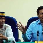 Dirjen HAM Mualimin Abdi (kanan) bersama pemilik jasa laundry, Budi Imam (kiri) memberi keterangan pers untuk perdamaian atas kasus gugatan ke Fresh Laundry di Kantor Menkum HAM, Jakarta, Senin (10/10). 