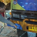 Petugas saat menunjukkan lokasi kecelakaan yang menewaskan seorang pemuda di Jalan Raya Anggaswangi Sukodono, Sidoarjo.
 