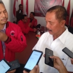 Gunawan mendatangi kantor PDI-P untuk mengambil formulir pendaftaran Pilbup Tuban.