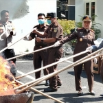 Kajari Kota Kediri, saat memimpin acara pemusnahan barang bukti di halaman Kantor Kejari Kota Kediri