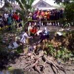 Tim identifikasi Polres Bojonegoro olah TKP di lokasi penemuan mayat di sungai Kalibaru, Bojonegoro. foto: ekky nurhadi